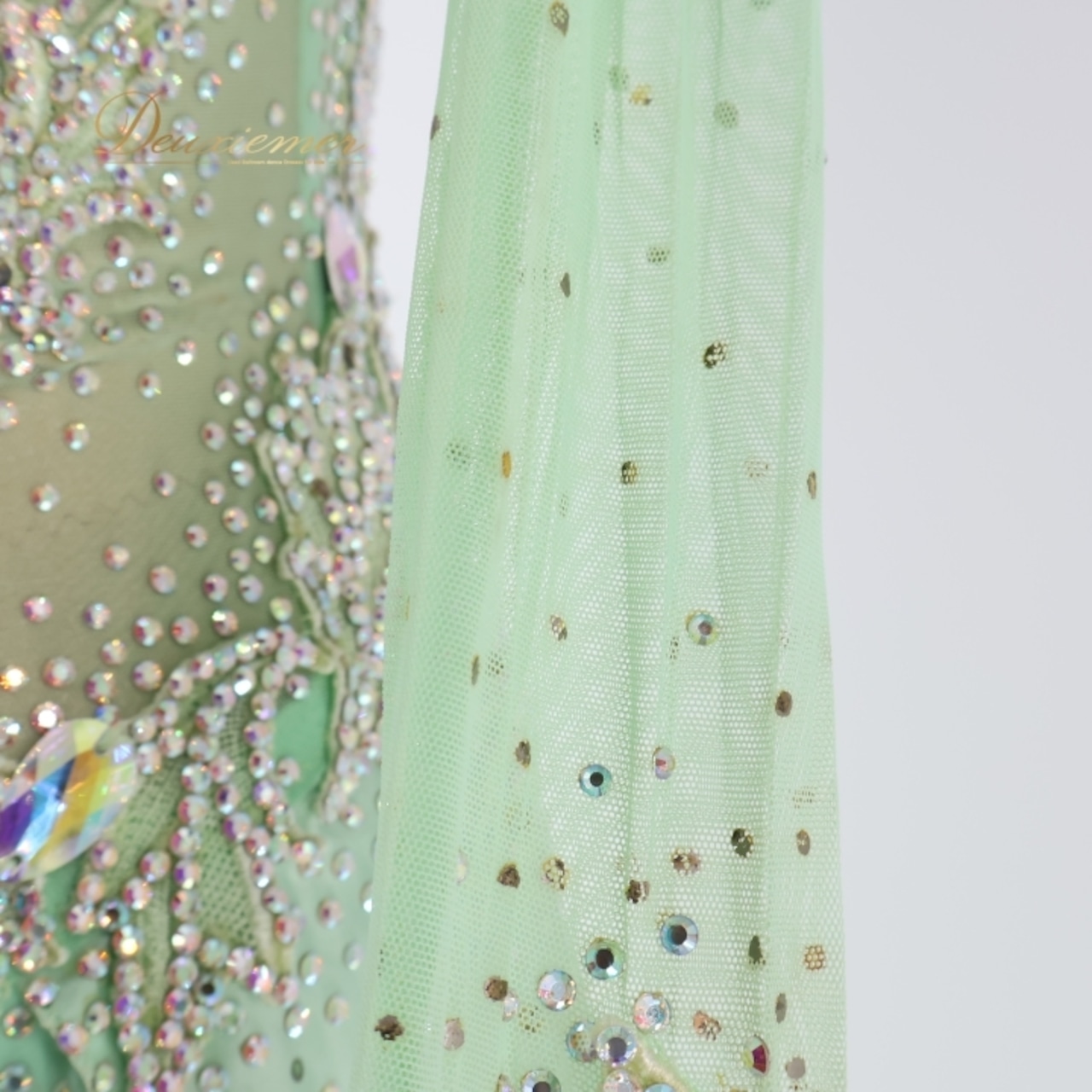 社交ダンス 衣装 スタンダードドレス ワンピース ドレス エメラルドグリーン 緑 黄緑 フロート デモ 競技 ダンス パーティ 発表会 綺麗 上品 明るい ゴージャス グリーン系 フェミニン おしゃれ モダンダンス コスチューム 華やか