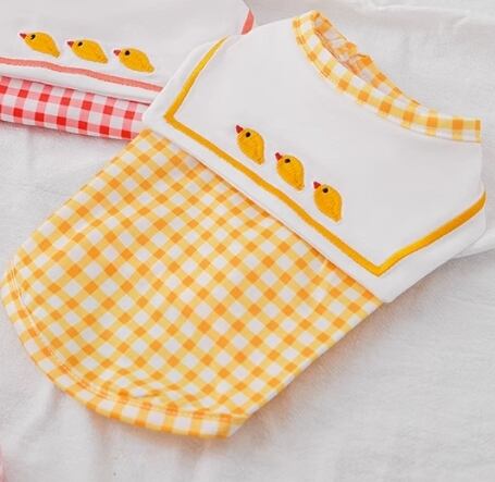 キャット 猫 ドッグ 犬 小型犬 室内着 シャツ ベスト 細身 ストレート セーラー風 襟付き 袖無し 肩出し ひよこ 薄手 刺繍 かわいい きれいめ シンプル おしゃれ レトロ 個性的 エレガント モダン フォーマル ラブリー キュート 都会的 ラグジュアリー クラシカル カレッジ風 ベーシック プレッピー シンプル セーラー服 チェック 格子柄 春 夏 ロングシーズン サマーシーズン 春服 夏服 男の子 女の子 成犬 成猫 スクール デート お出かけ お泊まり 公園 休日 散歩 ウォーキング 室内 お