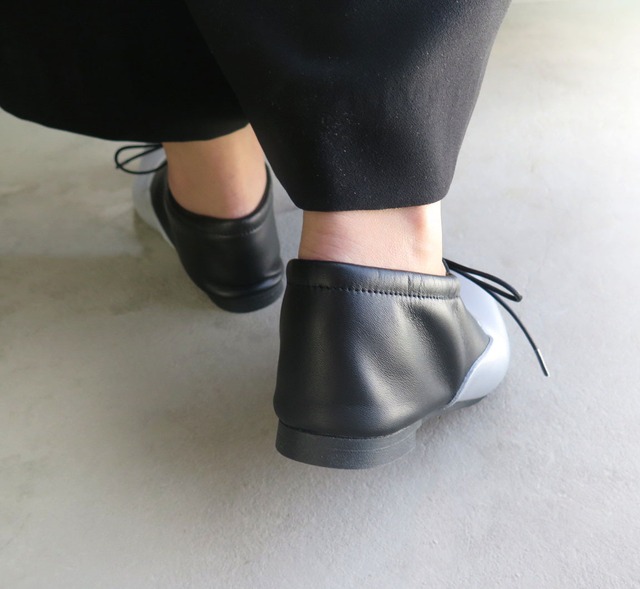 ＜バブーシュとしても◎＞かかとのゴムで履きやすく、キレイに決まるレザーシューズ/ブラック×マットシルバー