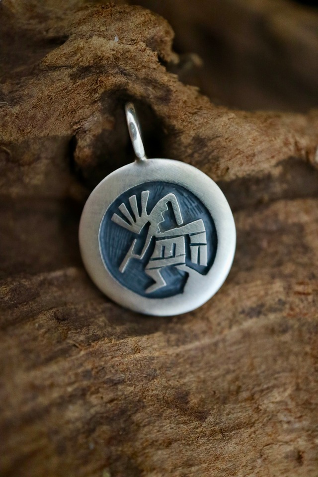 ホピ族 Lucian Koinva(ルシアン・コインバ）作 ココペリ ペンダント