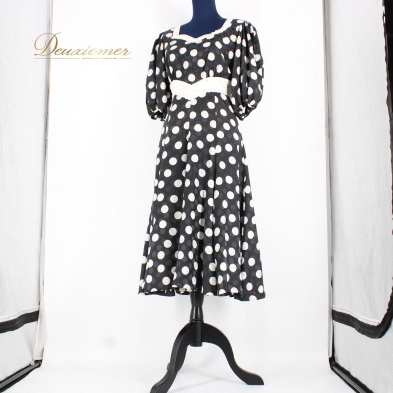 社交ダンス 衣装 スタンダード ドレス ワンピース レッスンウェア パーティ衣装 女性用 レディース オールシーズン 白 黒 水玉 Scarlet スカーレット ホワイト系 ブラック系 半袖 レトロ 可愛い フレア ドット柄 スタイルアップ ラインストーン ポリエステル おしゃれ お出かけ 講師用 ダンスウェア パフォーマンス用 ルームウェア 部屋着 ダンスレッスン 楽しむ シンプル エレガント 上品 フィット感