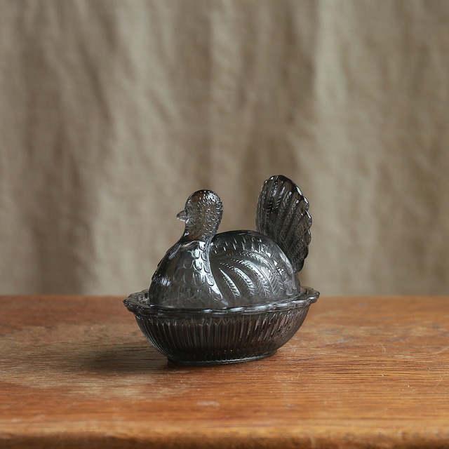 立派に尾を広げた、ガラスの鳥の小物入れ 2