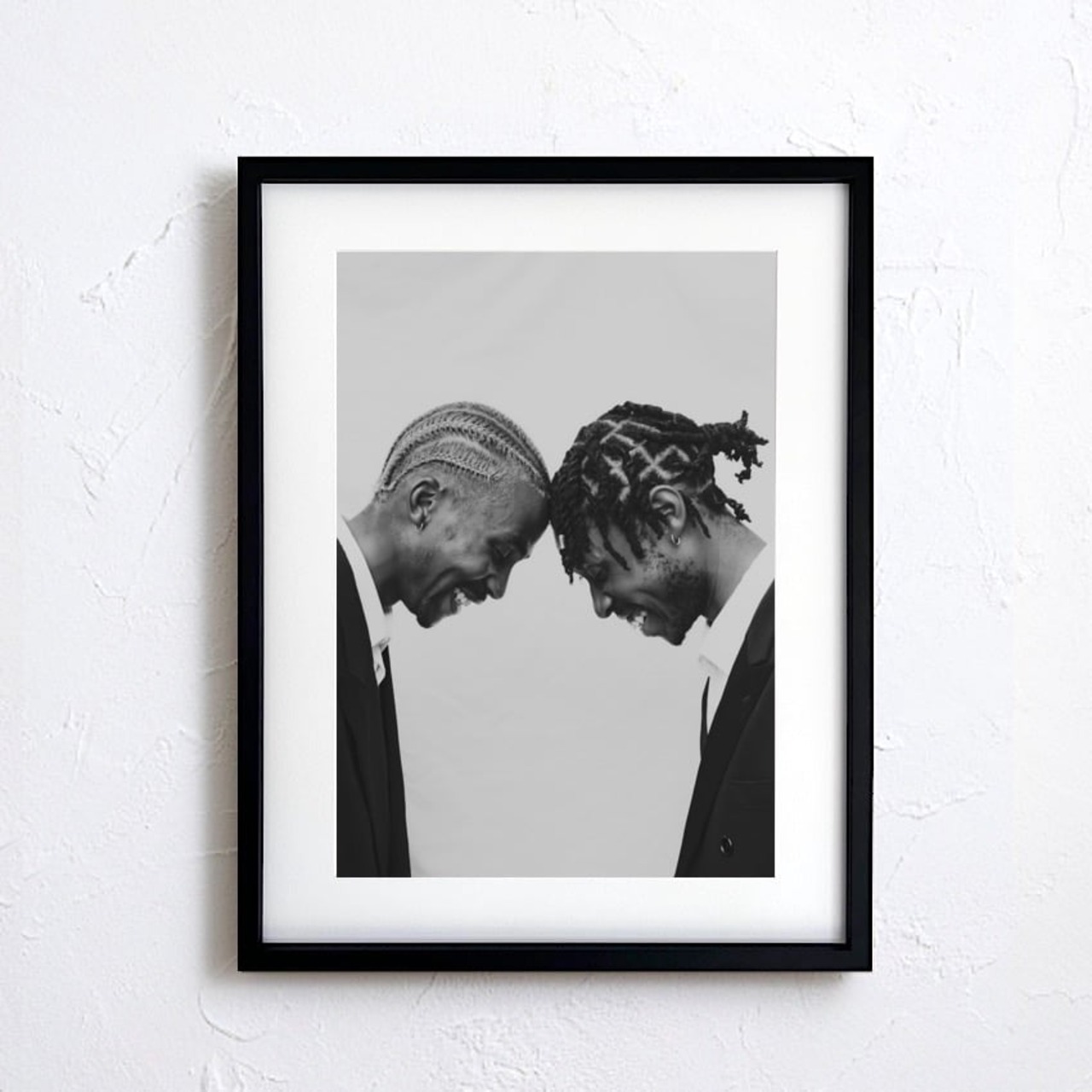 Borother｜信頼と絆を象徴するモノトーンアートポスター｜スーツの二人が交わす静かな敬意｜都会的でモダンな空間に映える一枚｜A3ポスター