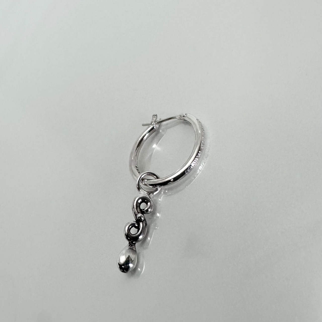 THIN HOOP raised by wolves [LARGE] with TEARDROP / シンフープピアス レイズド バイ ウルヴス L ウィズティアドロップ