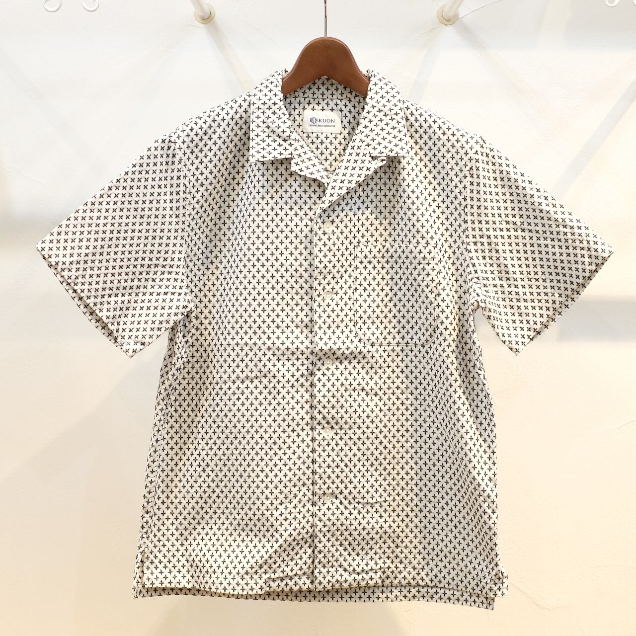 KUON（クオン）　モノトーン十字刺し子織　オープンカラーシャツ