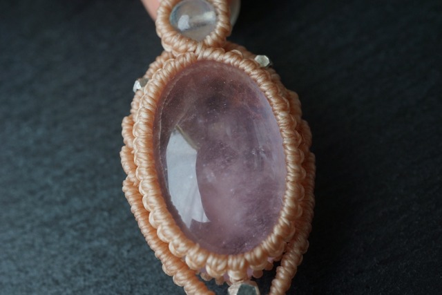 幻想的な輝き&シラー入り♦モルガナイトのマクラメネックレス【一点物】