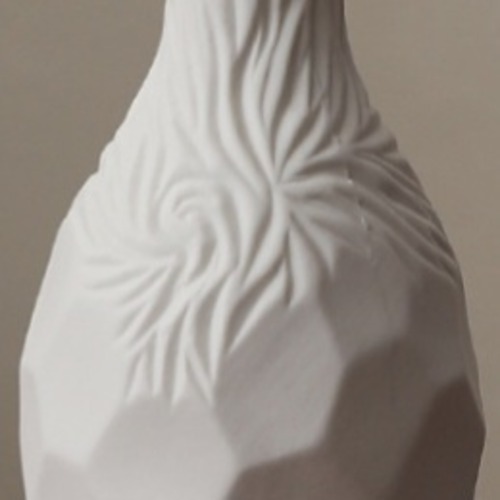 スパイラル花瓶 螺旋模様花瓶 白い花瓶 セラミック花瓶 ツイスト花瓶 モダン花瓶 立体模様花瓶 デザイン花瓶 インテリア花瓶 おしゃれ花瓶 陶器花瓶 アート花瓶