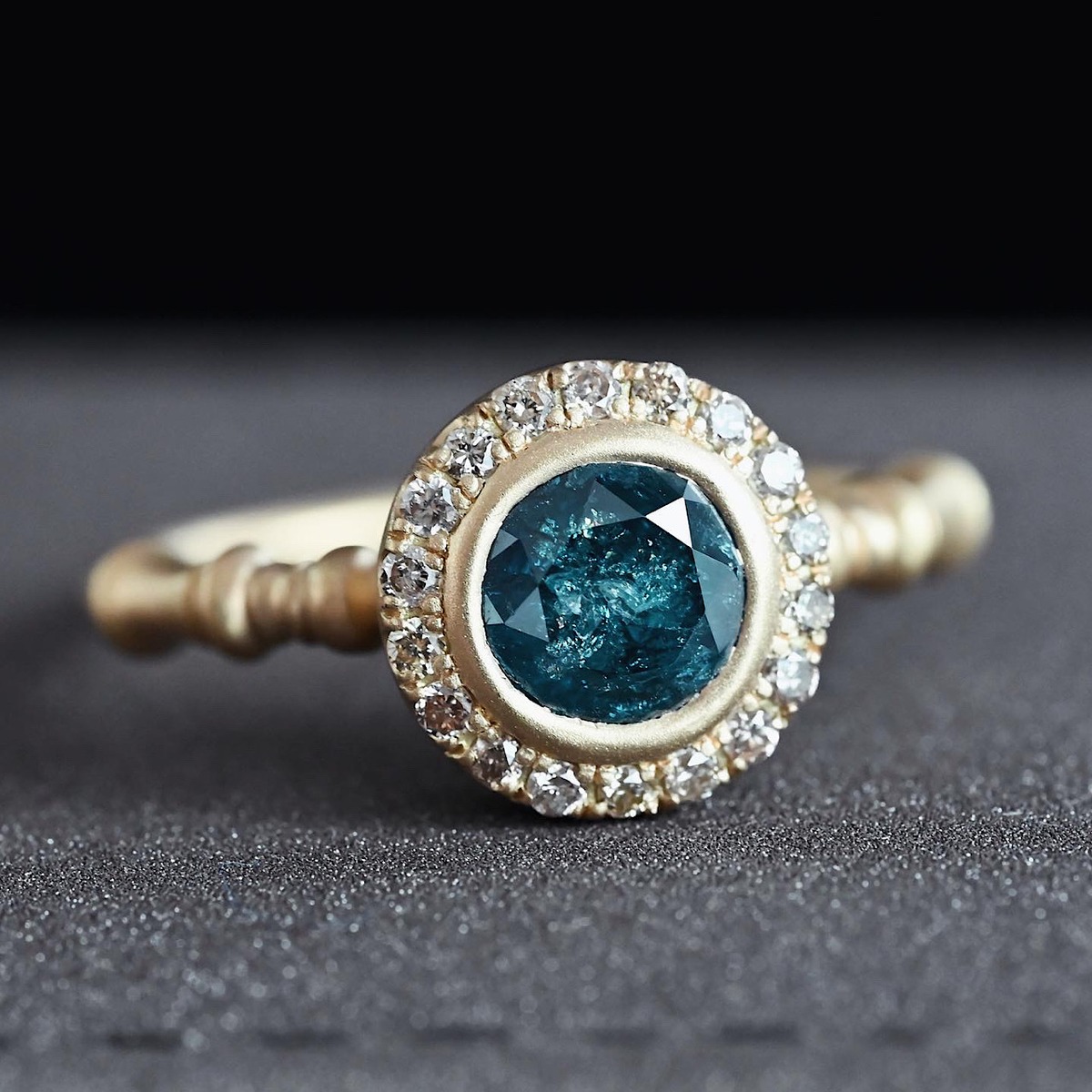 一点限り】ブルーダイヤ(1.06ct) 取り巻きブラウンダイヤ覆輪リング 