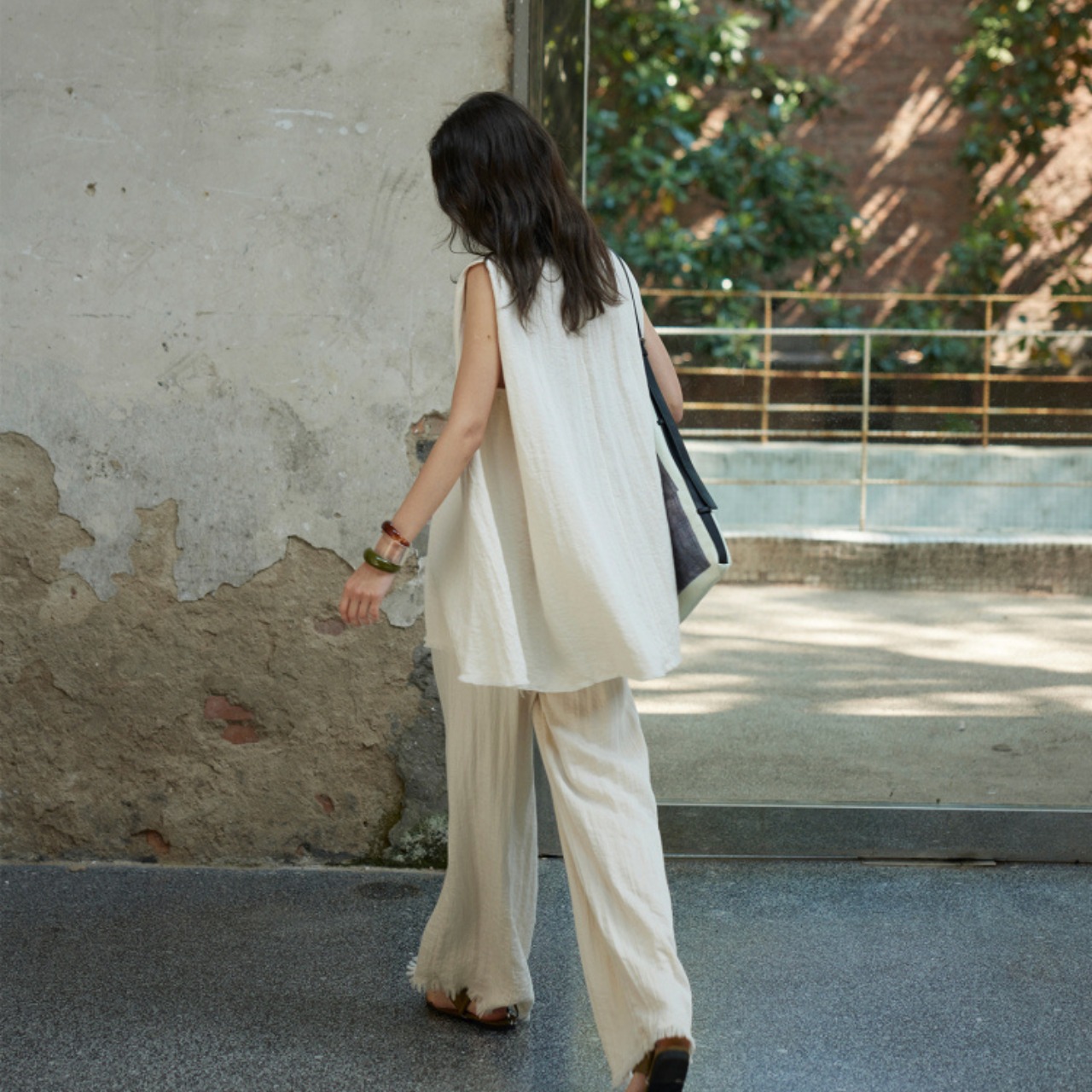 Sleeveless V-Neck tops    T3349