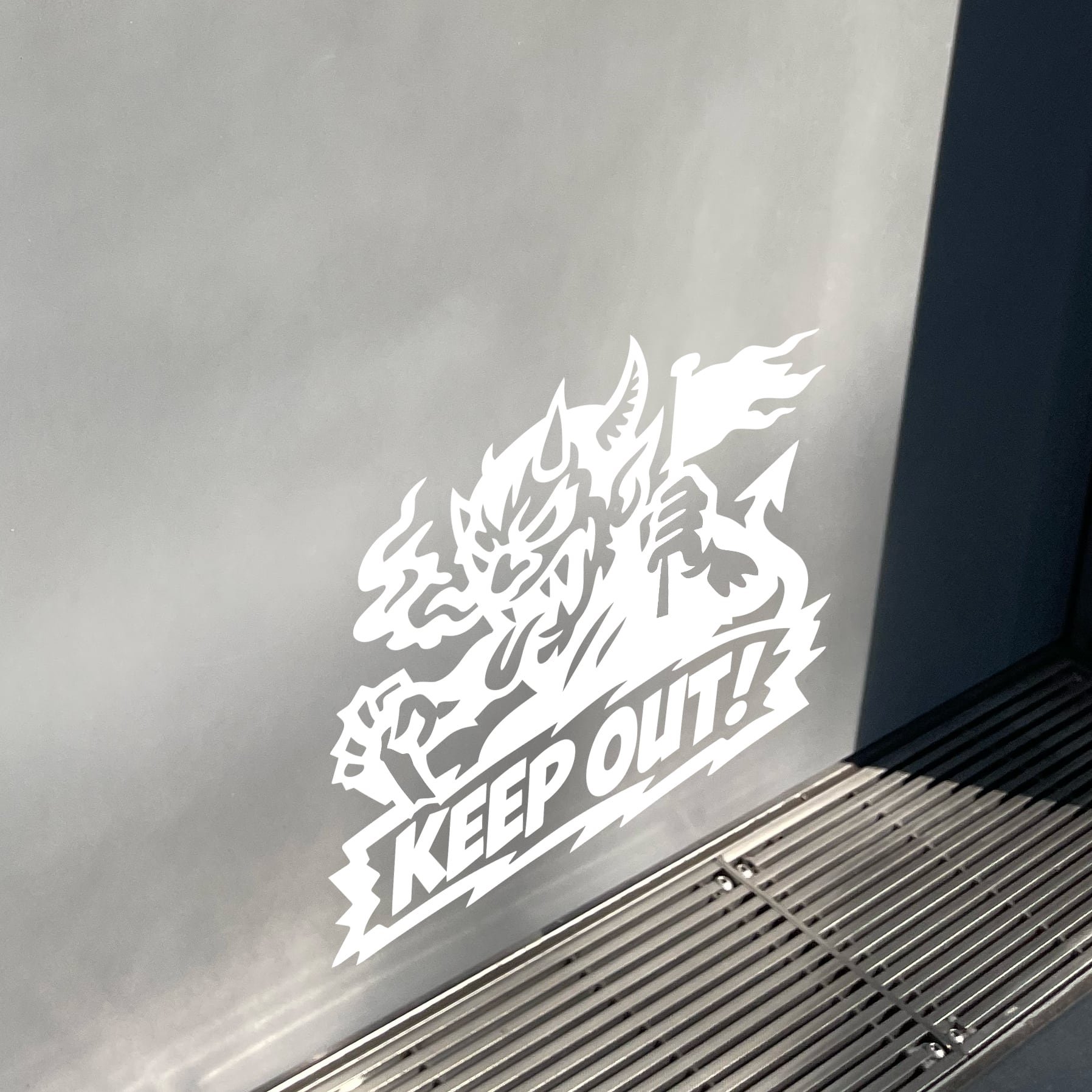 立入禁止 ステッカー フェンス用 防水 KEEP OUT 鬼 転写デカール（白