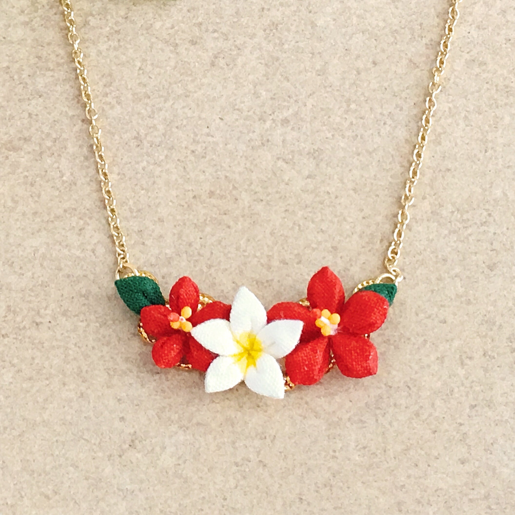 つまみ細工 リーフが揺れるハイビスカス・プルメリアのネックレス