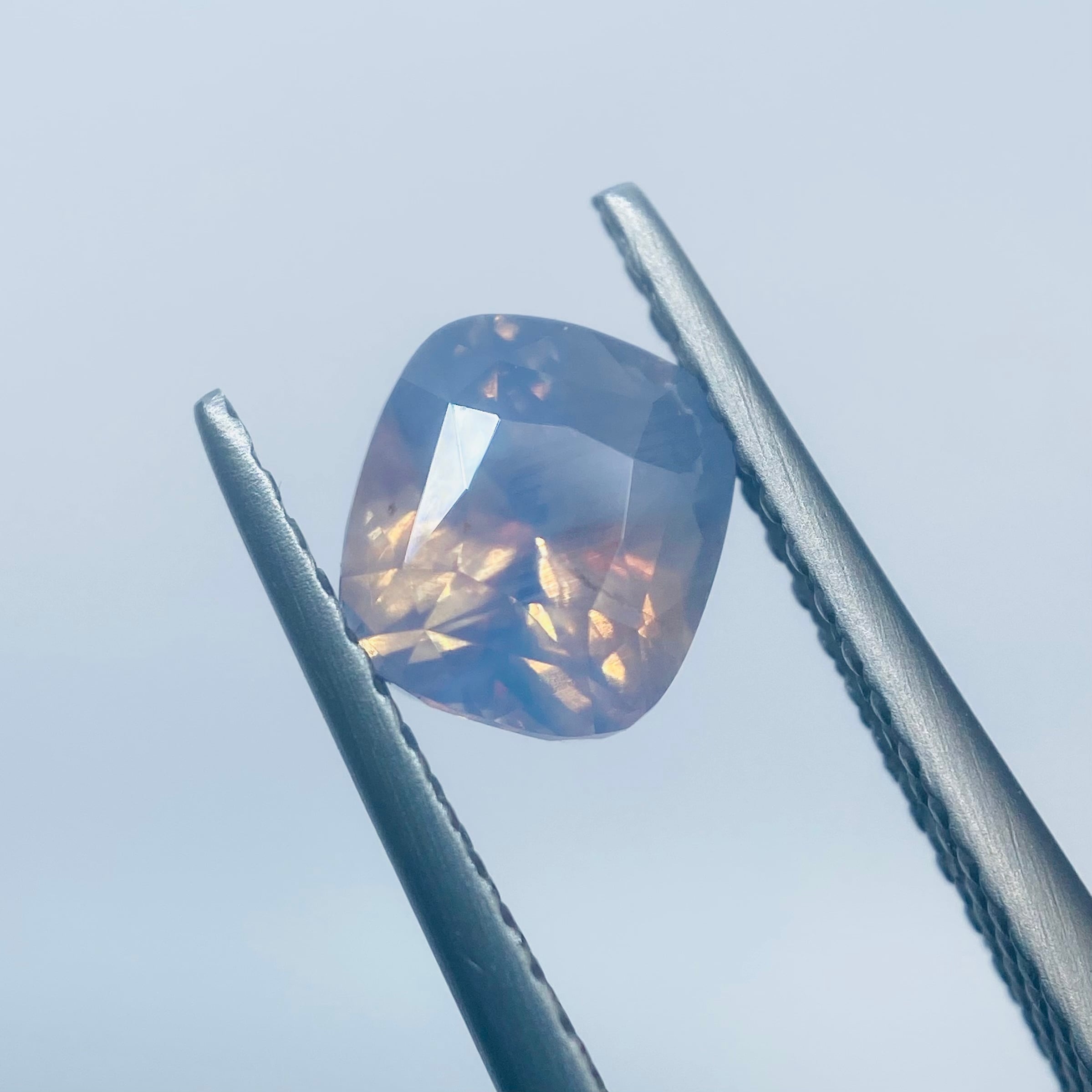 オーロラカラーのサファイア