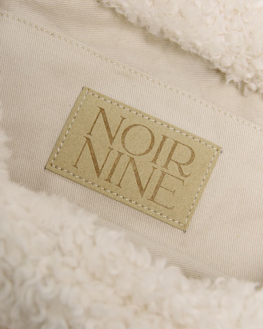 モンリョンイ　baby ☆BABYMONSTER アヒョン 着用！！【NOIRNINE】Teddy Fur Cross Bag