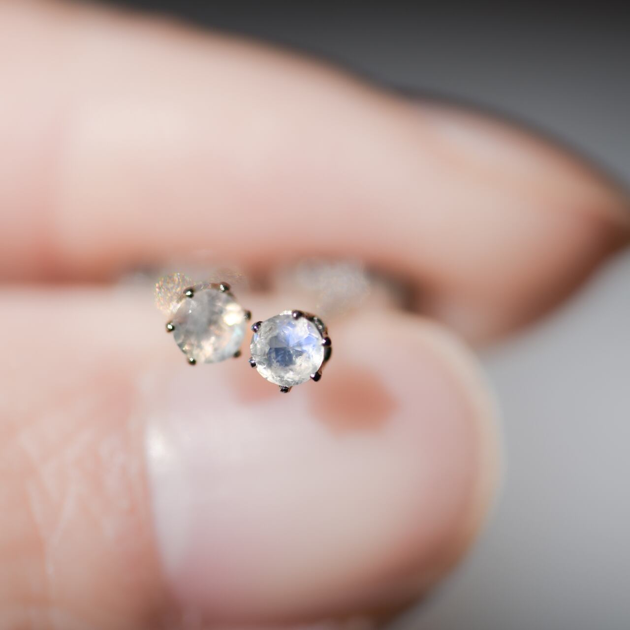 ムーンストーンのミニピアス セカンドピアス 天然石 金属アレルギー