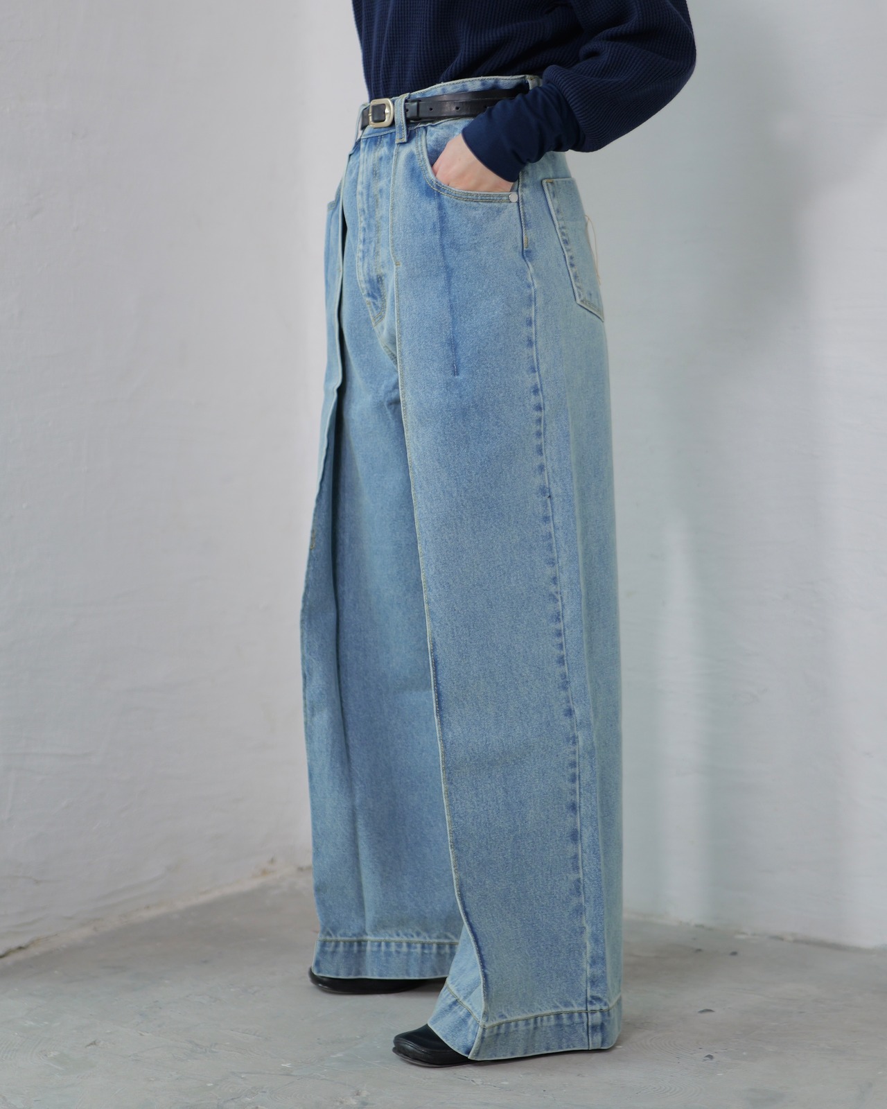 FOURAM - TUCKED DENIM PANTS ：Black｜インタックデザイン／すっきり見えデニムパンツ