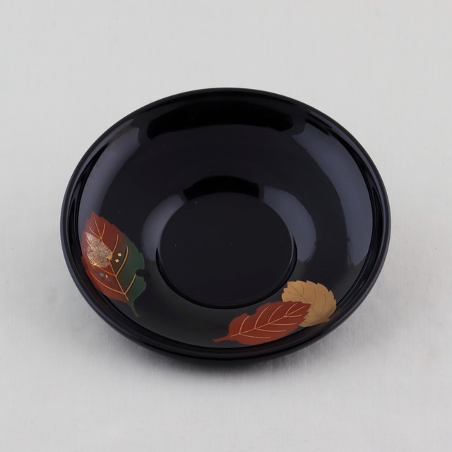 1615  輪島塗　茶托／4.2ダルマ形／黒塗／枯葉蒔絵／五枚組
