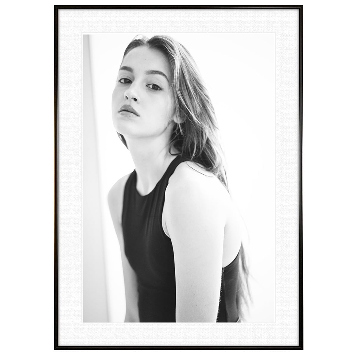 人物写真 ポーズをとる女性 インテリアアートフォト モノクロポスター額装 AS4361