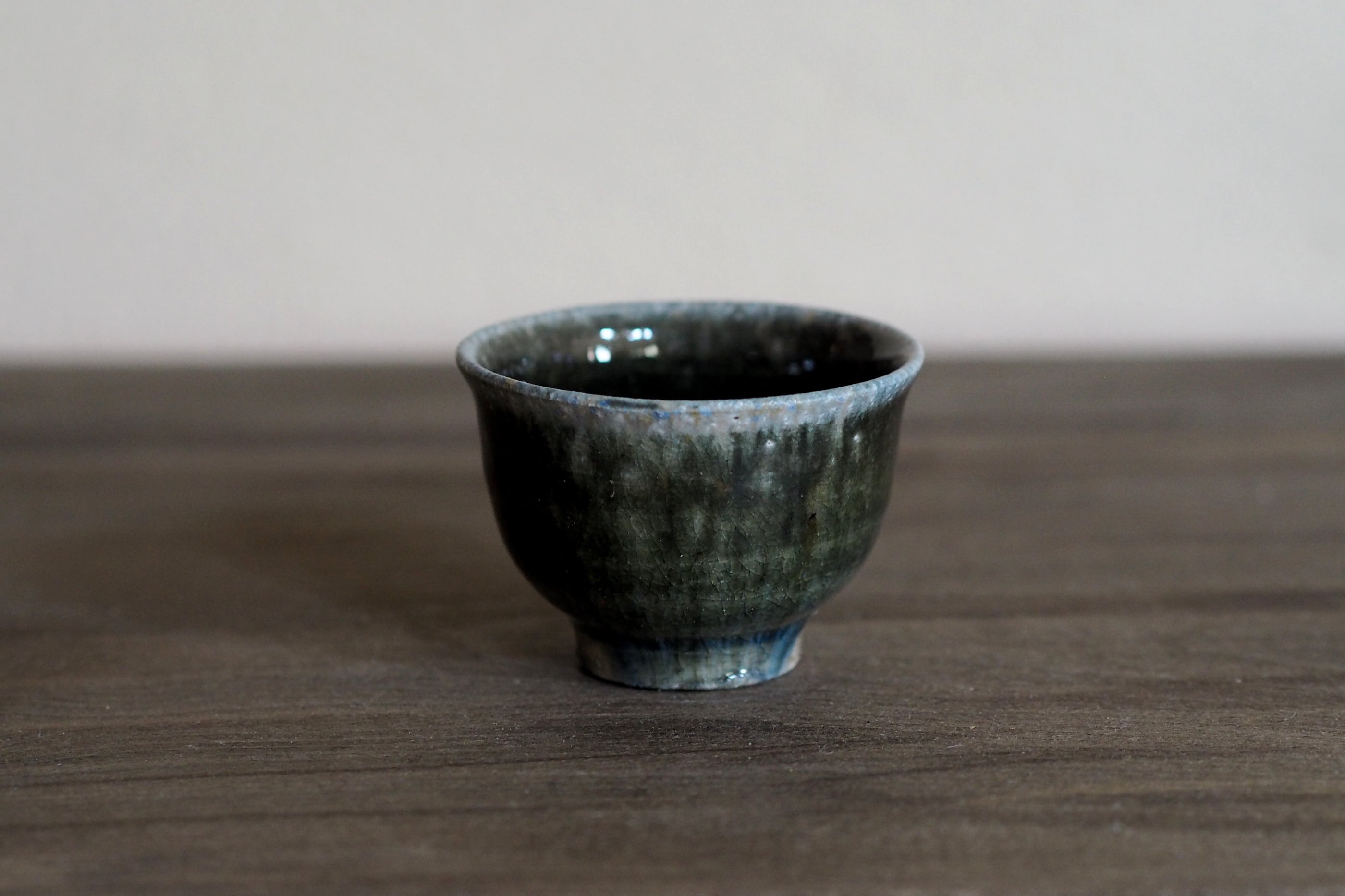 余宮隆 127. 青藁釉ぐい呑 E- | 陶屋なづな