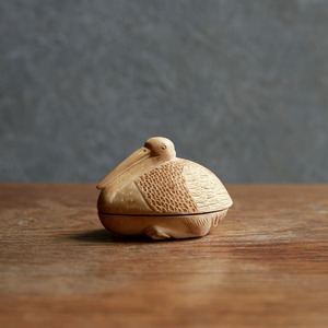 木の味わいが趣き深い、鳥の小物入れ