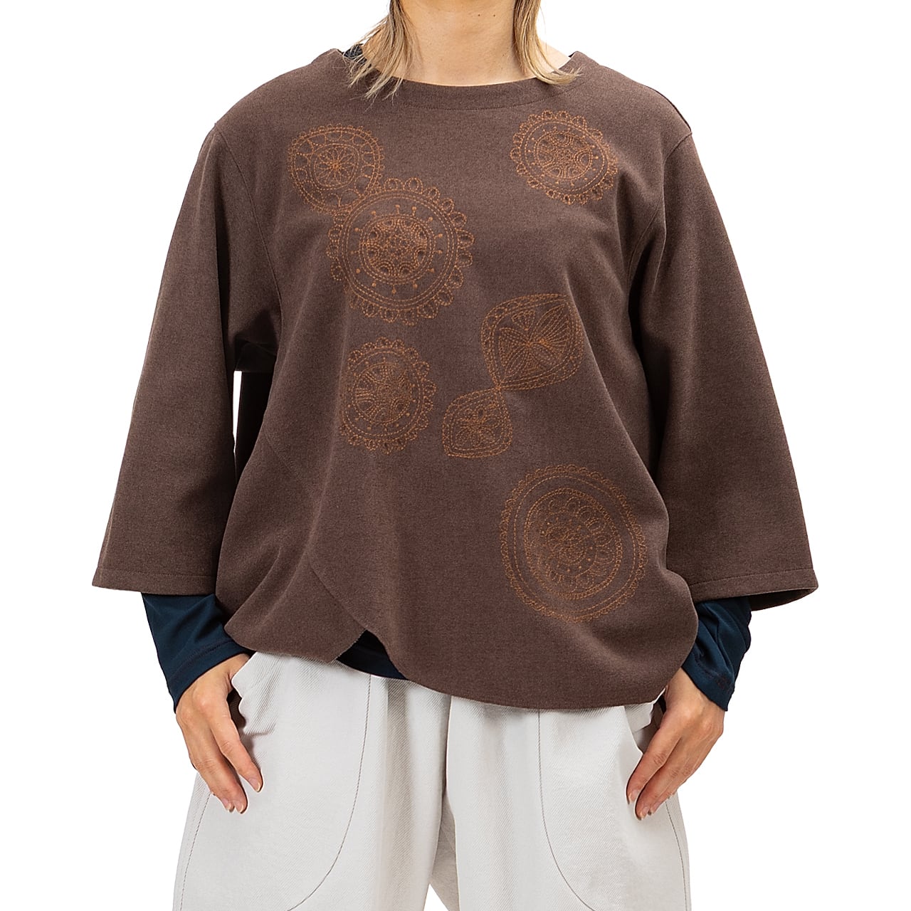 【新作】スエード調コンプレス サークルレース刺繍 プルオーバー【254-3258】