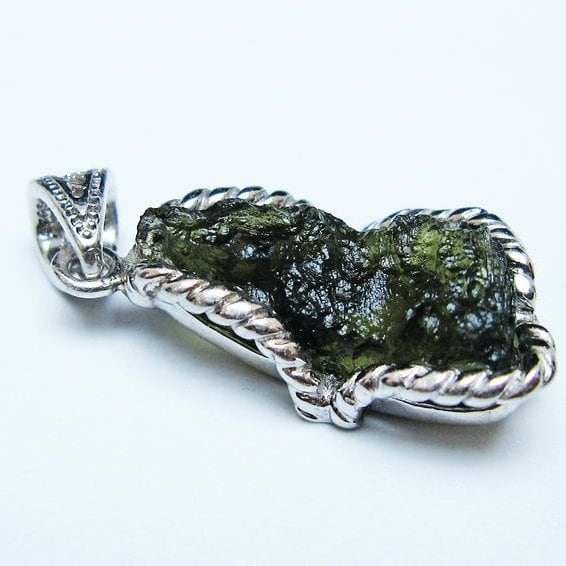 モルダバイト ペンダント モルダウ石 ペンダントトップ 原石 一点物 メール便可 [M便 1/20] 199-522