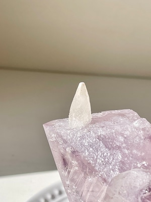 ブラジル産 カルサイトオンホワイトファントムアメシストツイン/ square calcite on amethyst twin