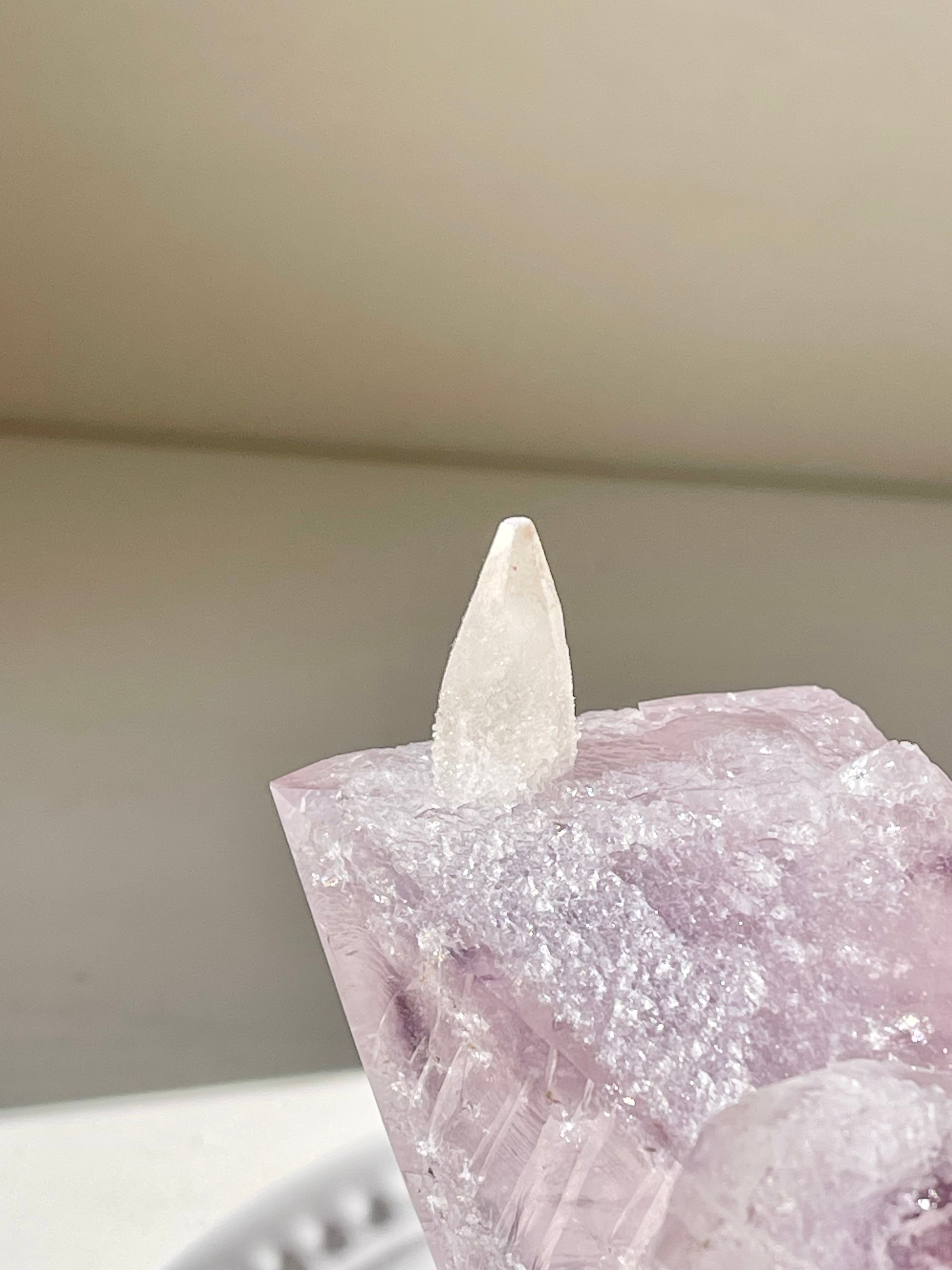 ブラジル産 カルサイトオンホワイトファントムアメシストツイン/ square calcite on amethyst twin