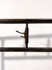 神代色の木肌が美しい衣桁