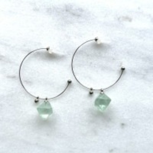 【美石】グリーン　フローライト　八面体　原石　ピアス（半フープ　デザイン）　4841