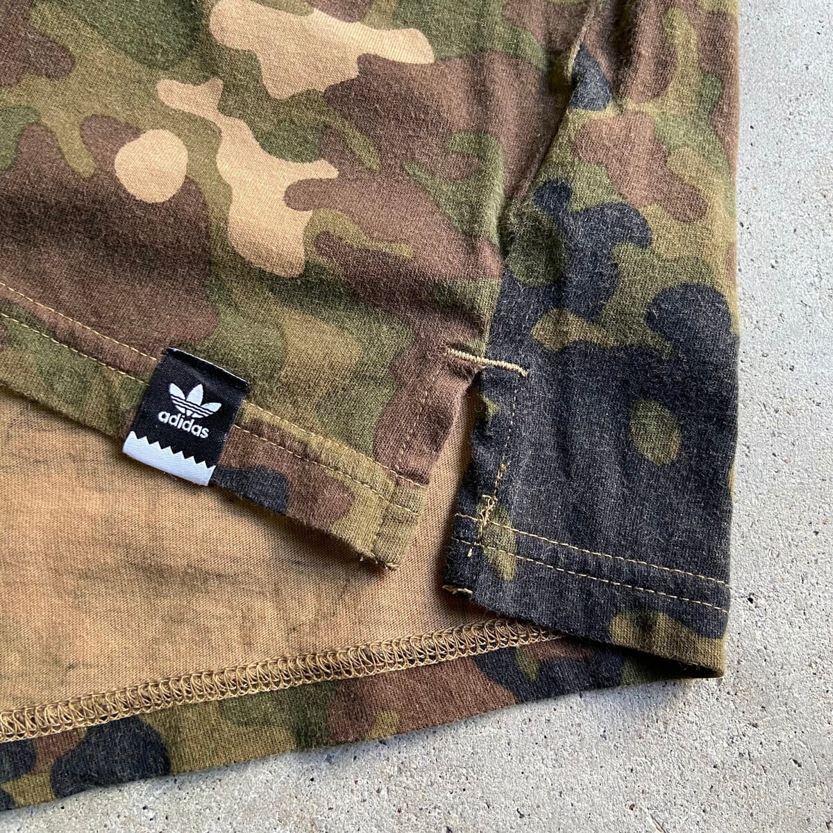 adidas アディダス 迷彩柄 トレフォイル ロゴ プリントTシャツ メンズL