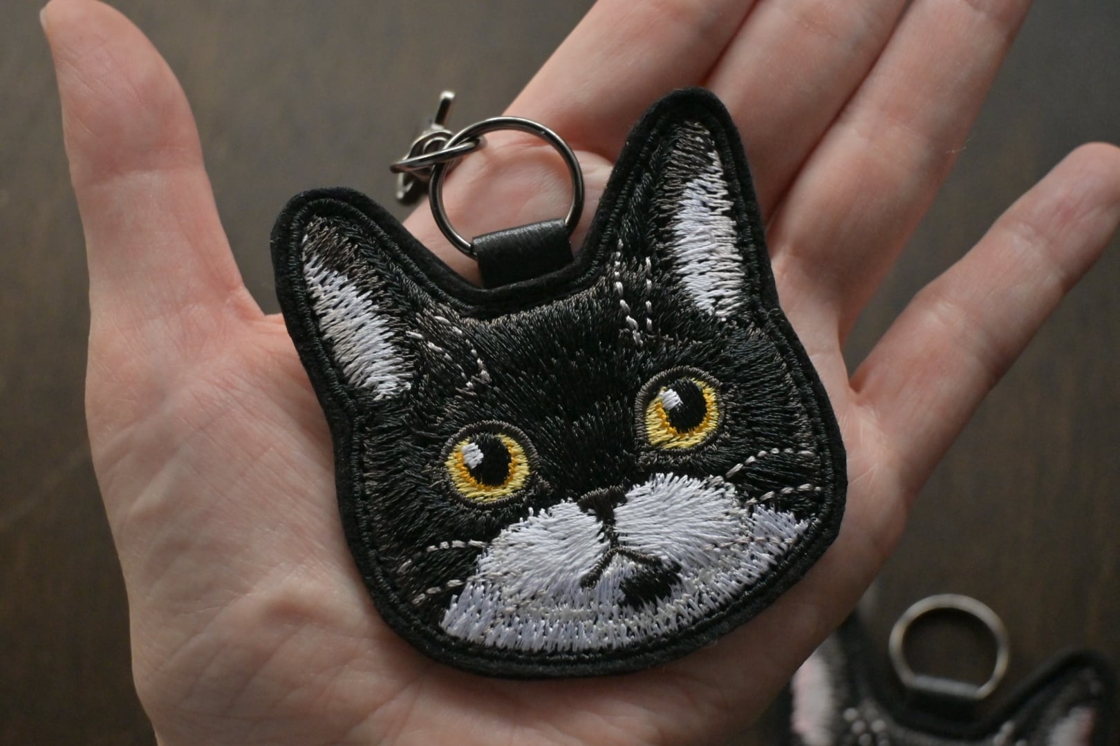 刺繍猫ちゃんのキーホルダー | 猫と暮らす洋裁店