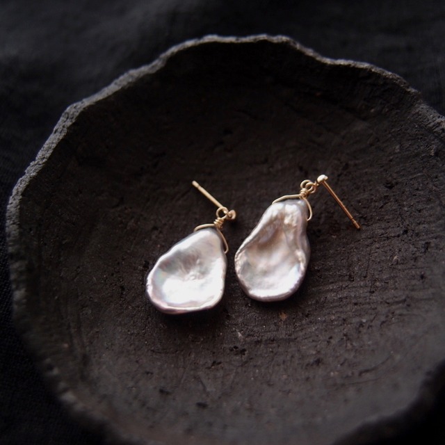 【K10YG】Petal Pearl Earrings・Gray／花びらパール スタッドピアス