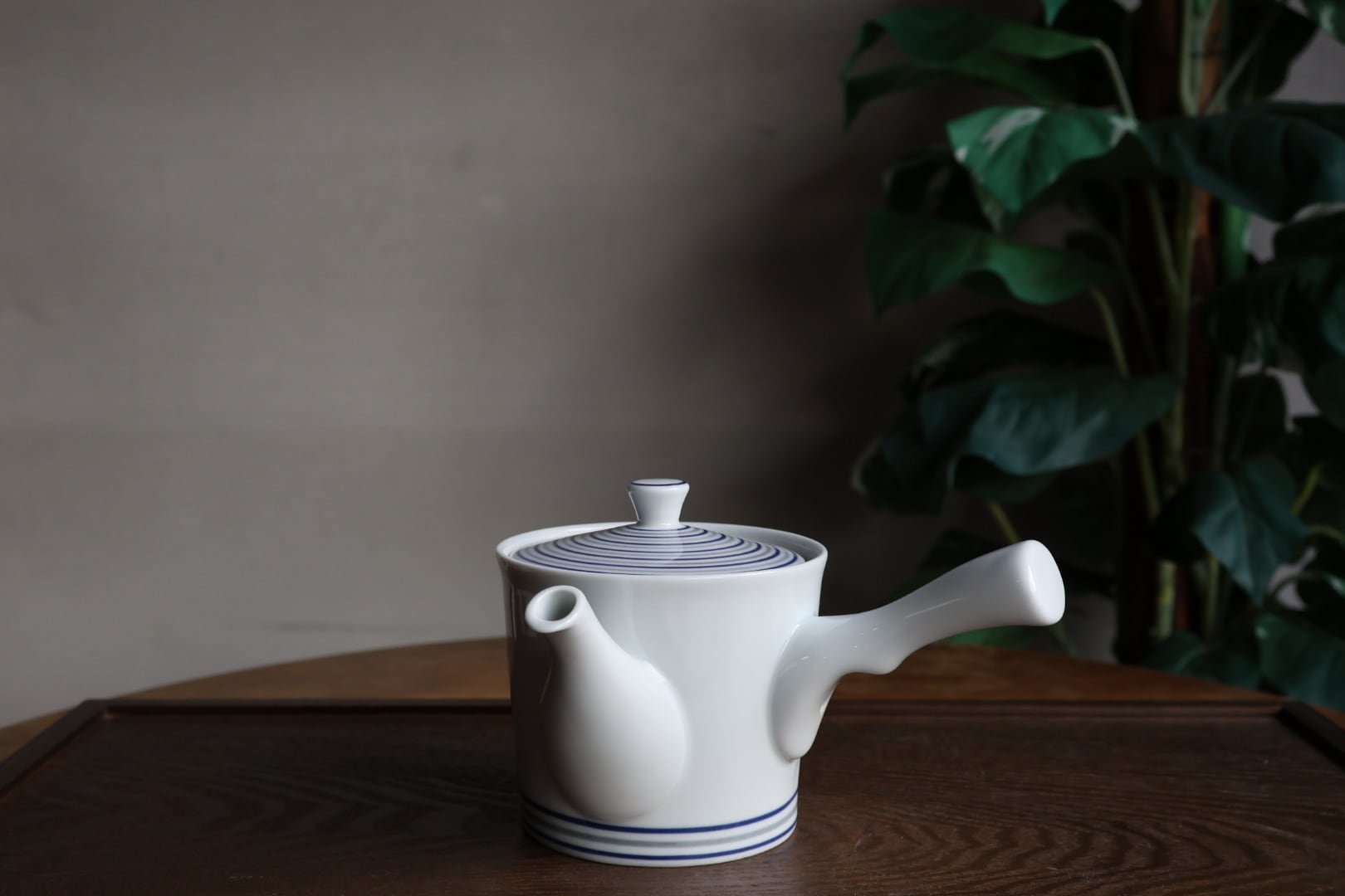 波佐見焼 白磁渦SS中急須 | うつわ通販 土岐陶器店 / ONLINE SHOP