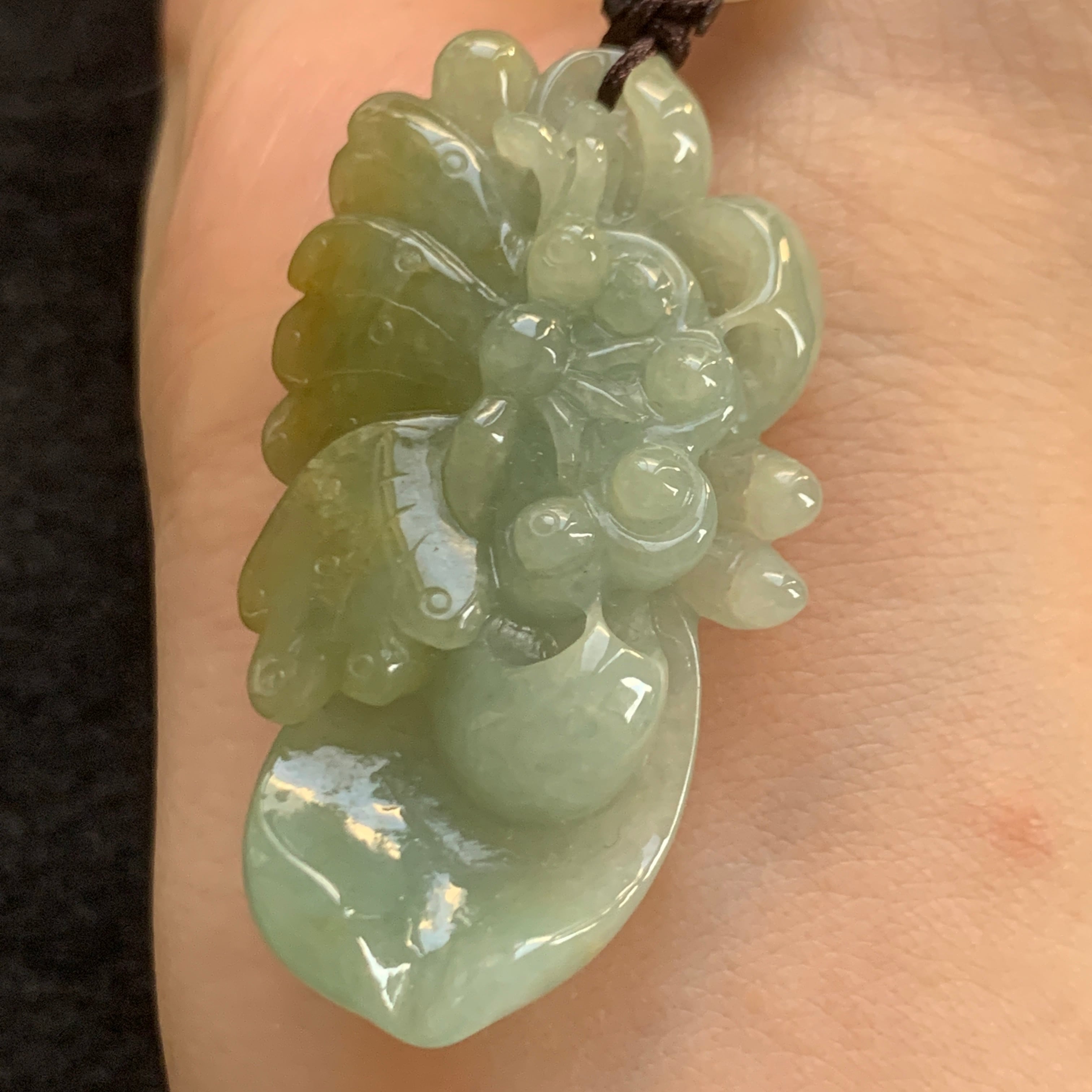 本翡翠ペンダント グァテマラ産 ジュエリー ルース 根付 可愛い | FARBE 