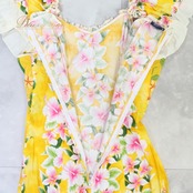 フラダンス 衣装 ワンピース ドレス Royal Creations イエロー系 ハワイ製 アシンメトリー フリル ハイビスカス柄 かわいい 華やか 鮮やか 明るい 元気 ハワイアン アロハ ハワイアンプリント フラ ダンス レッスン 練習 リゾート