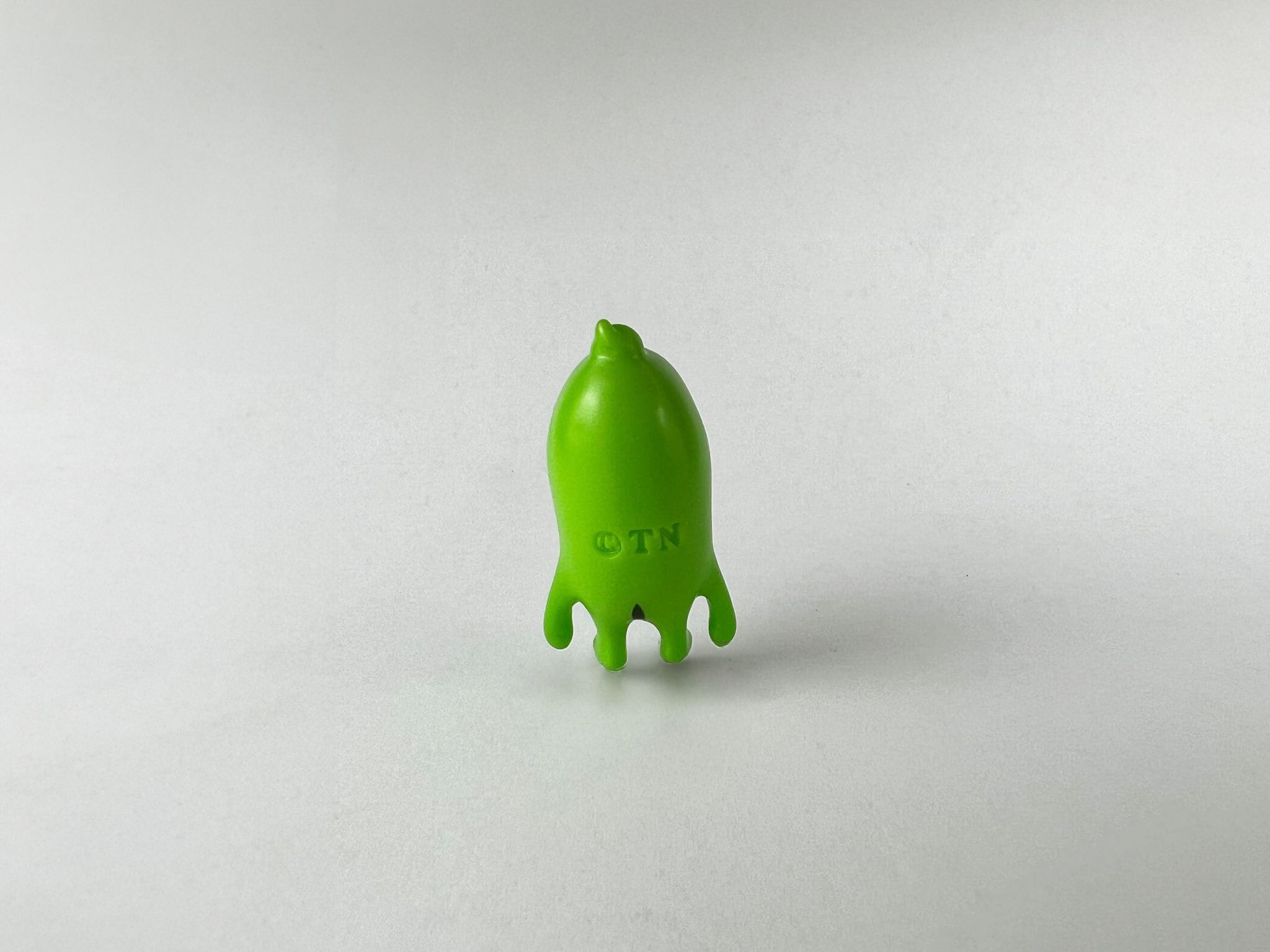 こびとづかん オオナツノツマミ 超リアルソフビ こびとづかん 超リアルソフビ オオナツノツマミ | 面白半分商店