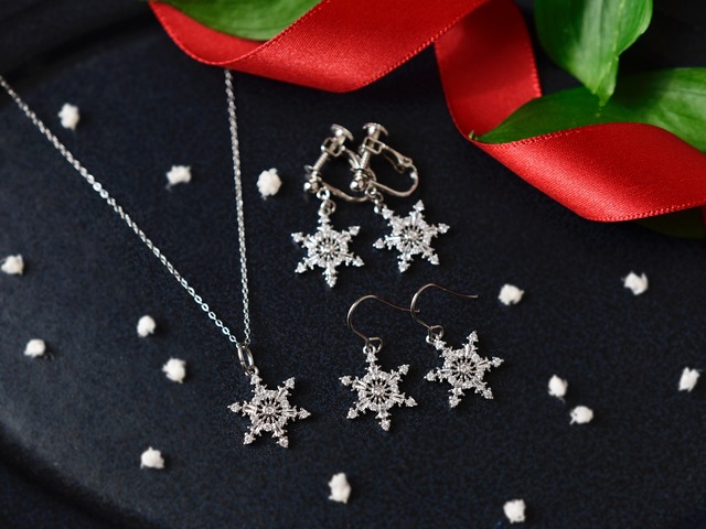 早割！クリスマスセット【ネックレスとピアス／イヤリング(シルバー色)】雪の結晶