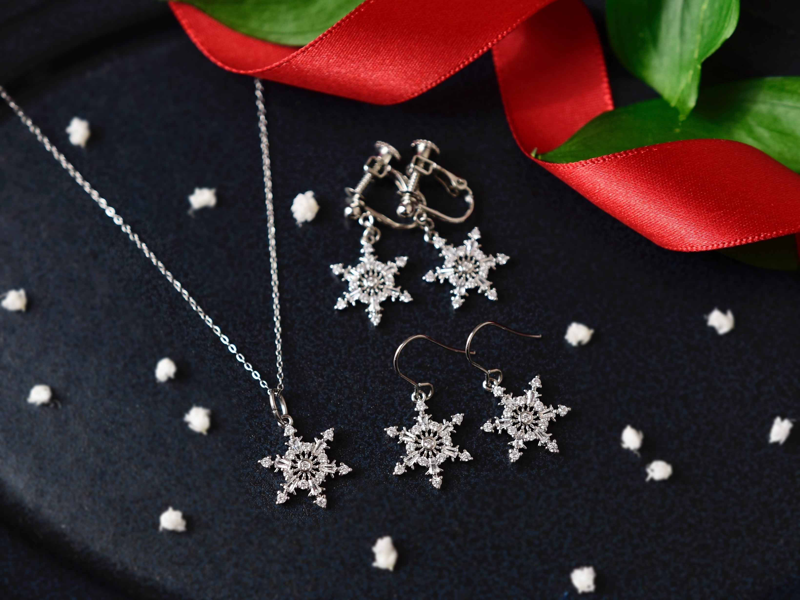 早割!クリスマスセット【ネックレスとピアス/イヤリング(シルバー色)】雪の結晶
