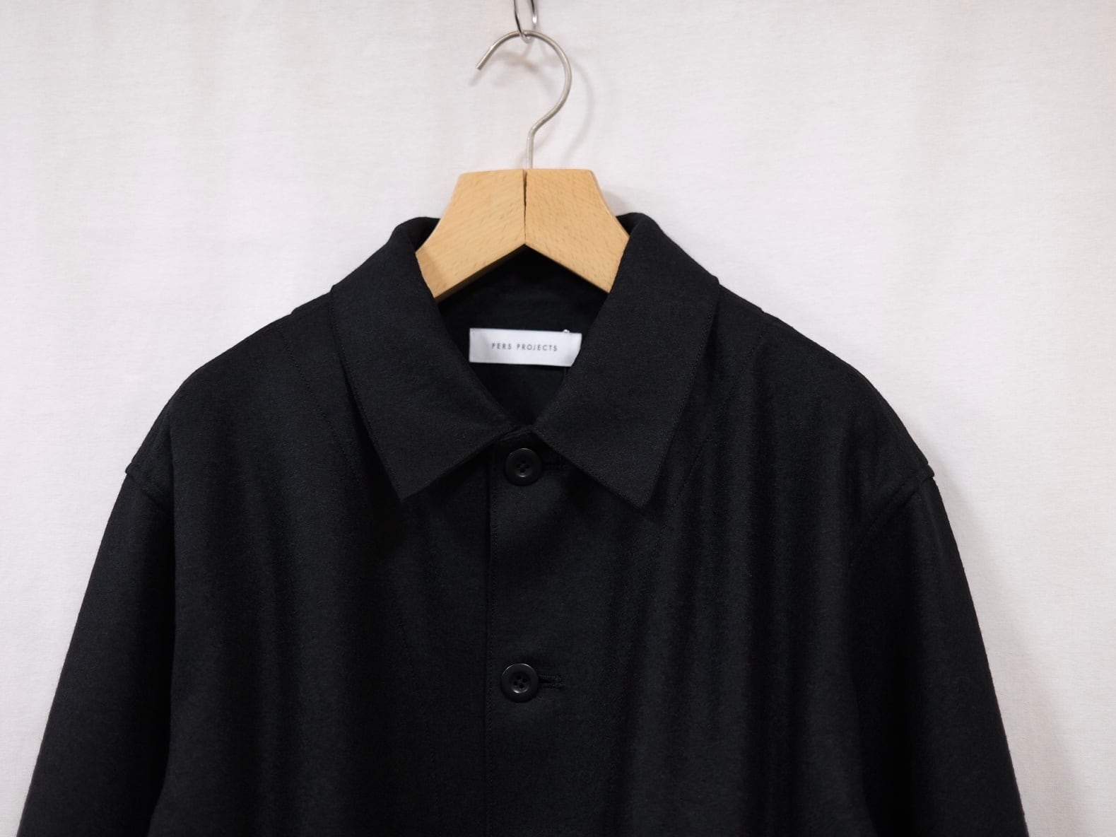 PERS PROJECTS” HARVEY Cut Away Mid Coat Black” | Lapel online store