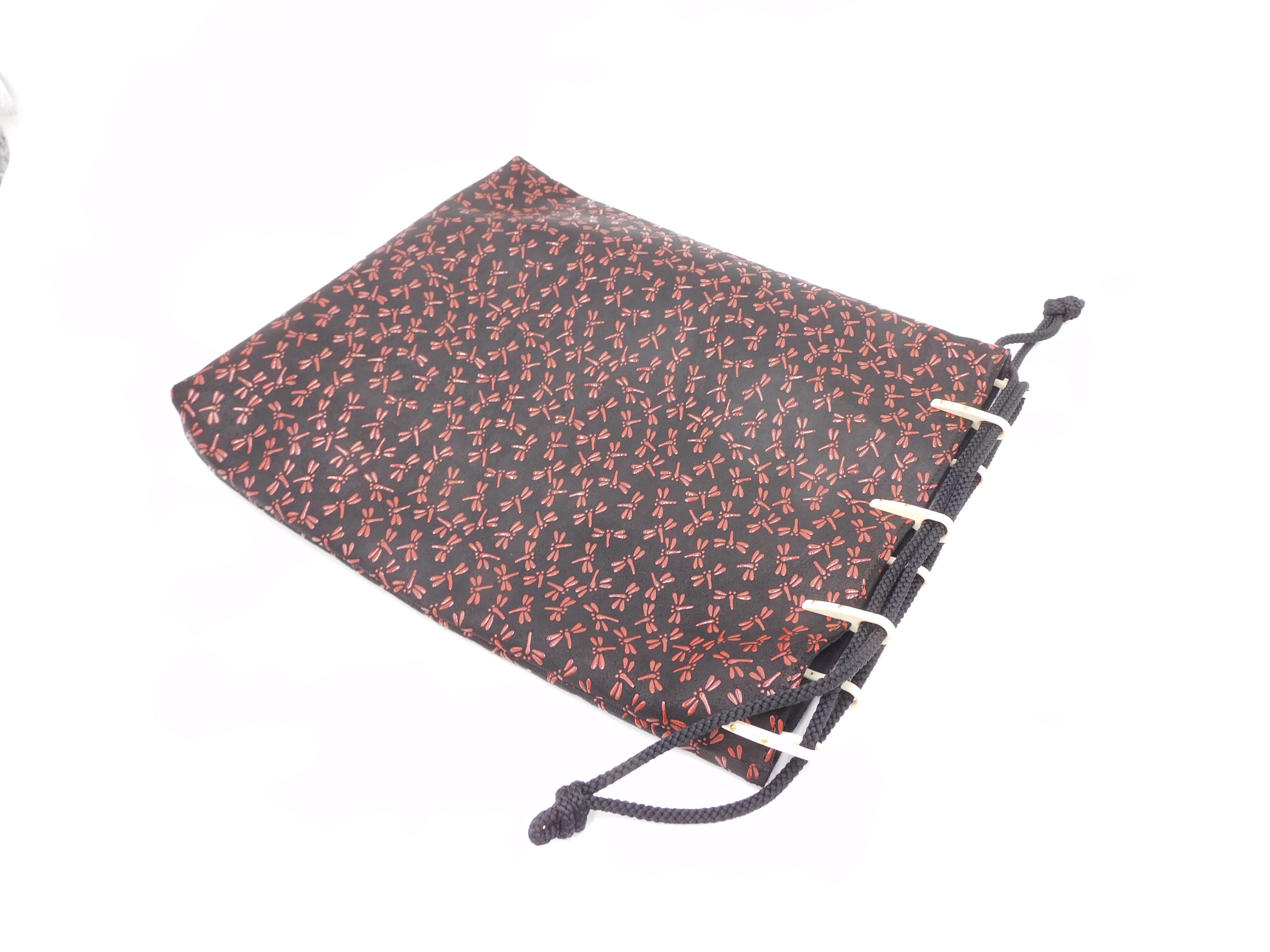 合切袋（大）黒/赤 トンボ柄 | 浅草前川印傳｜公式オンラインショップ