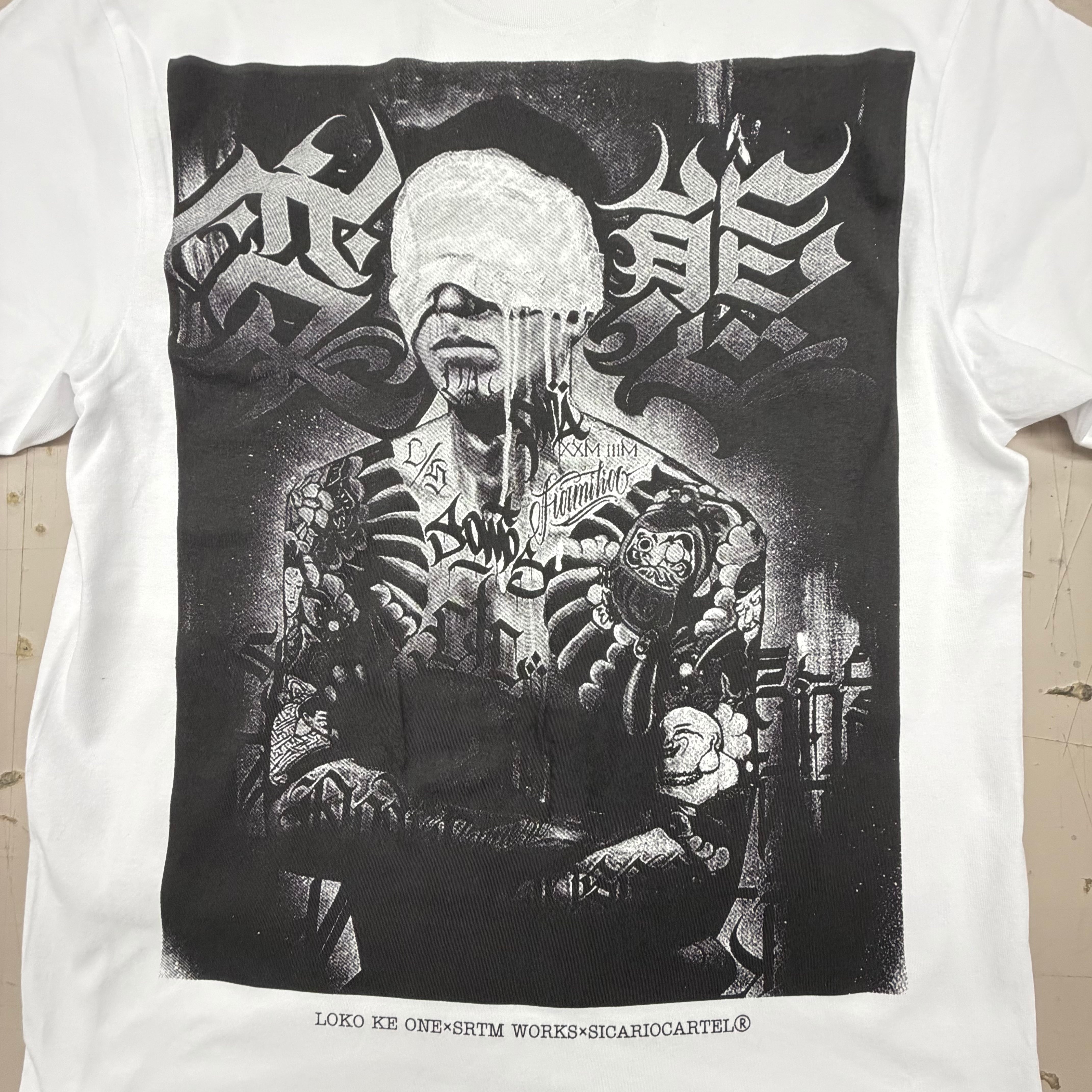 LOKO KE ONE×SRTM “変態”TEE 2ND 白 | SICARIO CARTEL