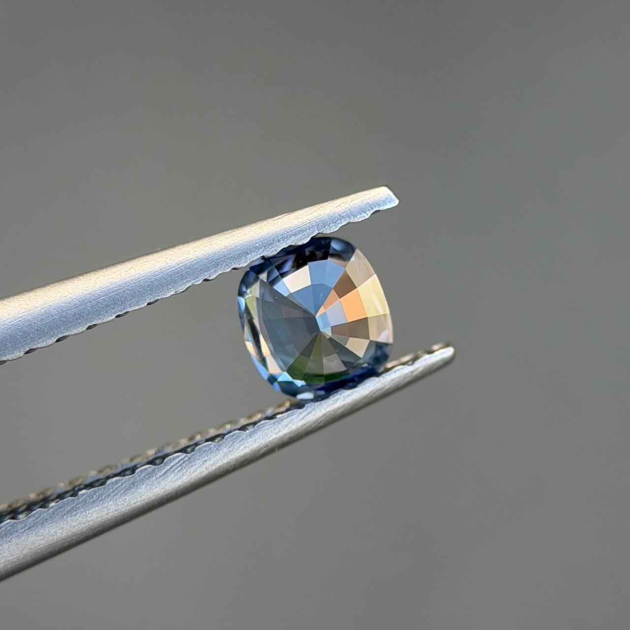 カラーチェンジジルコン 4.2x3.9mm, 0.43ct, ミャンマー産