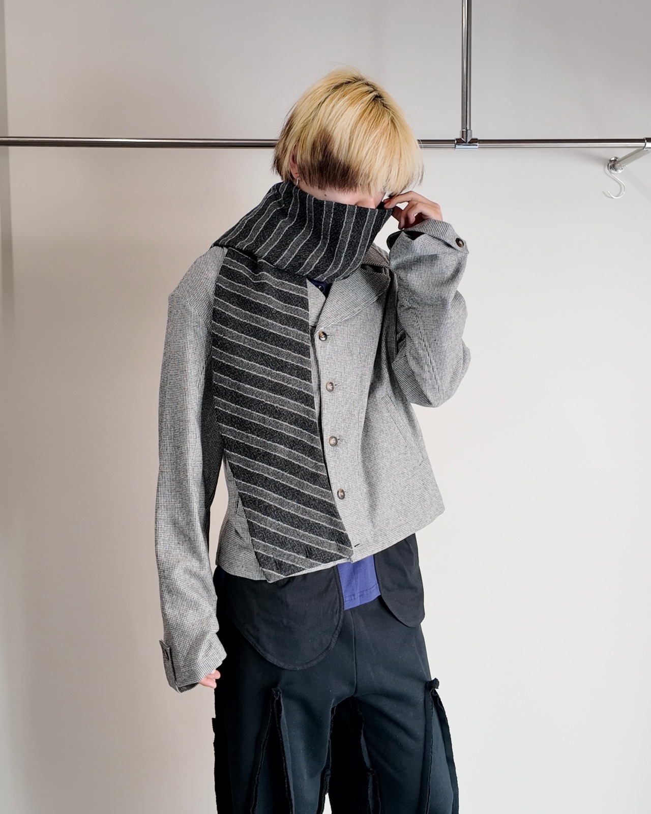 【26/AW STRONGTHE】GREY / SBAI TAILORED BIKER JACKET WITH DETACHABLE SASH SCARF