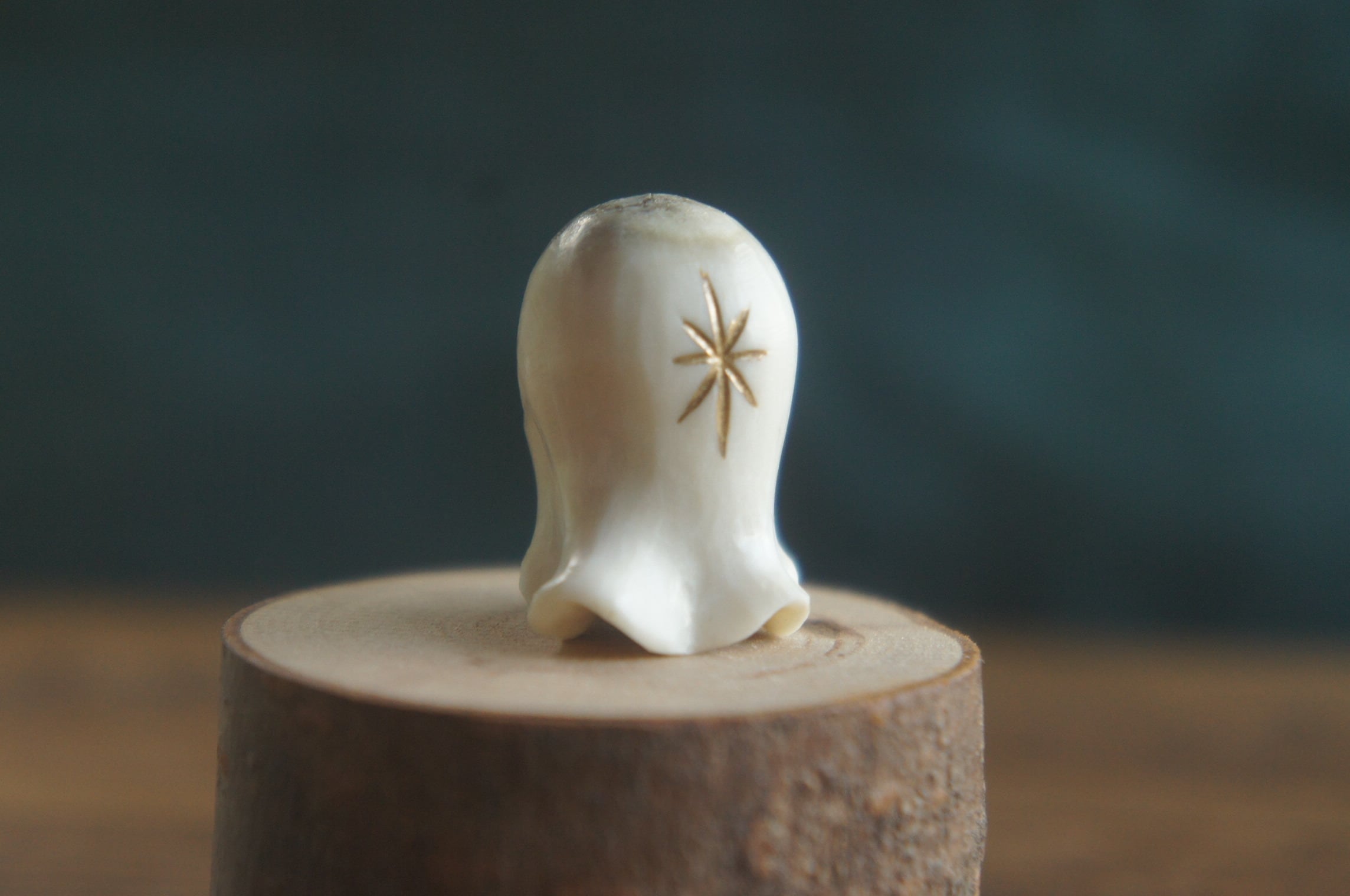 鹿彫　額縁 鹿角彫刻「兎角亀毛」お祈りおばけ【3】 | deer bone 