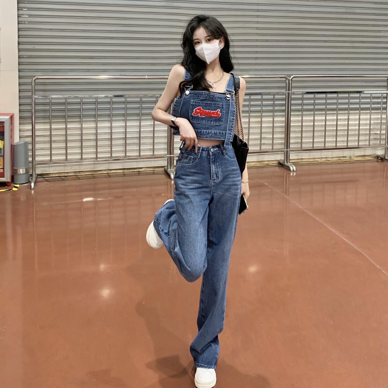 カジュアル レトロ ガーリー デニム セットアップ レディース ツーピース オールインワン風 サロペット風 トップス ロゴ キャミソール ノースリーブ ミニ丈 クロップド ボトムス ワイドレッグ ストレート ジーンズ デニムブルー スタイルアップ 脚長効果 おしゃれ 男ウケ