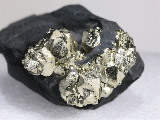 Pyrite（Serre Poncon Hautes-Alpes  France）