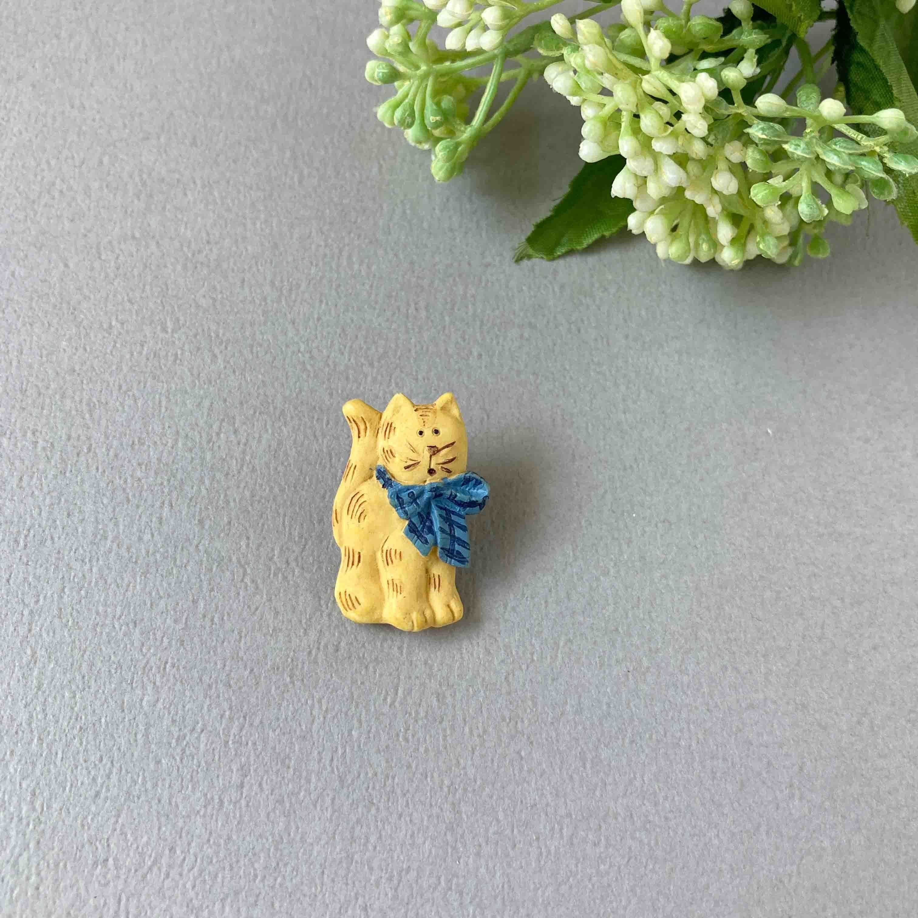 お座り青リボン猫のUKボタン(26mm)
