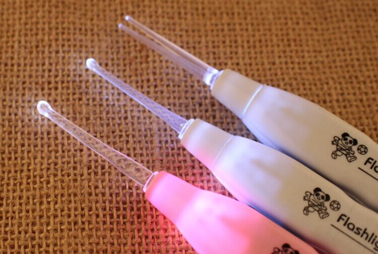 耳かき ピンセット ピック 大 小 アタッチメント 収納　LEDライト付き 耳かき イヤーピック　【ピンク】