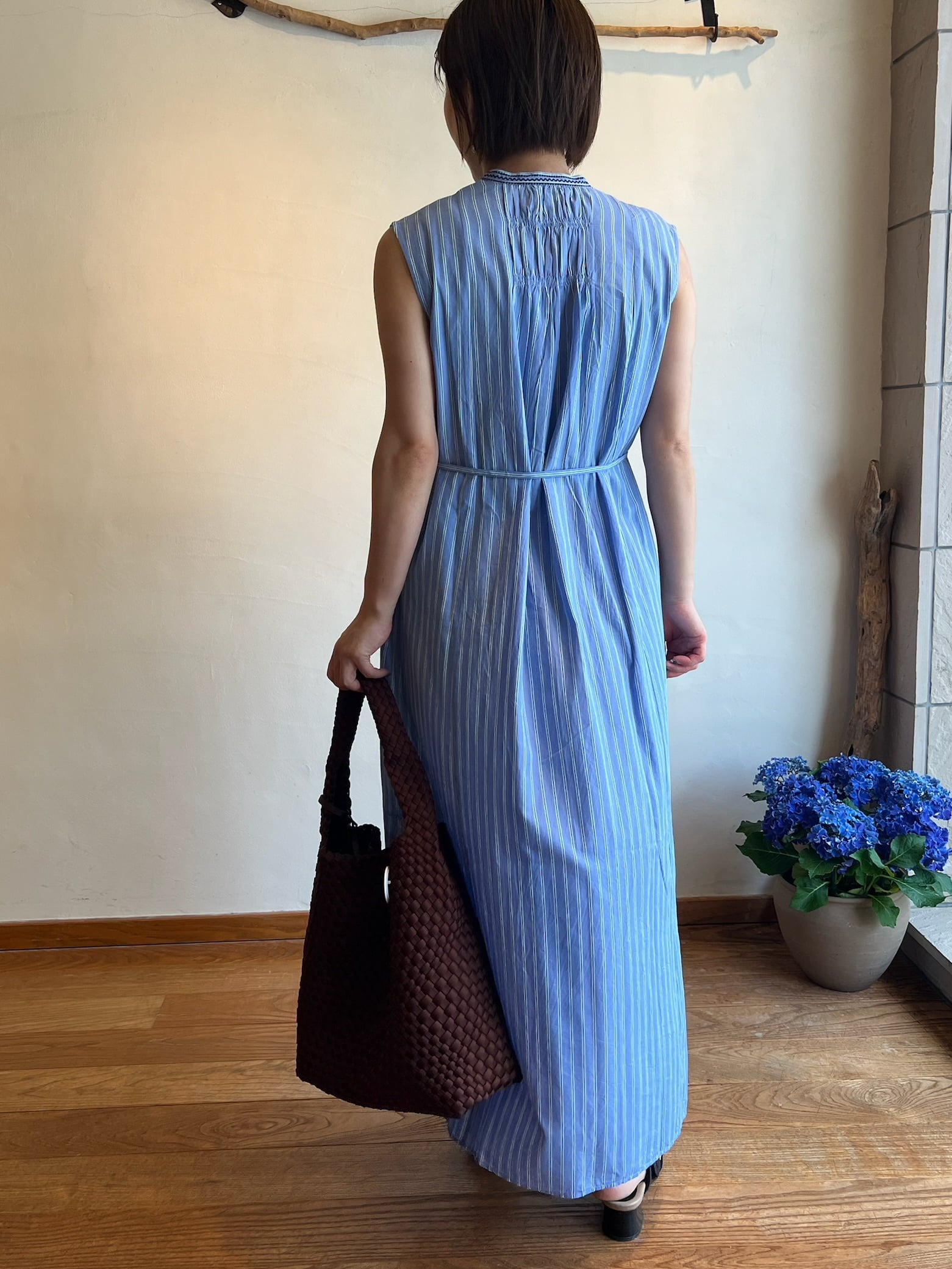 ヌキテパ ポプリンシャツドレス ノースリーブ ストライプ ブルー ne Quittez pas / ポプリンストライプ花刺繍ノースリーブドレス | anouk