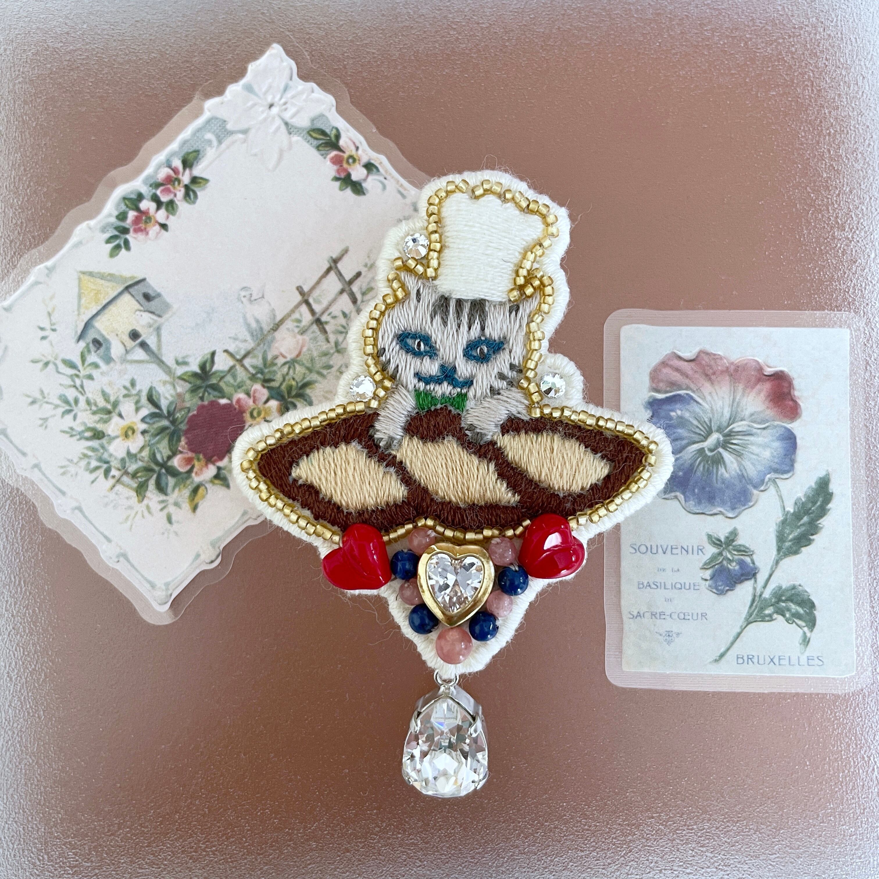 ハンドメイド刺繍ブローチ　bulaunbulaun様ご確認ページです。 刺繍ブローチ・猫のフランスパン | Lush blue